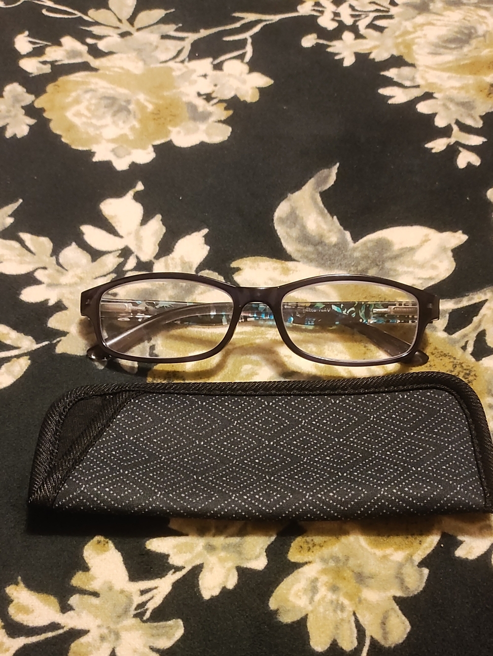 +150 Classic Women's Reading Glasses with Black Case - Black